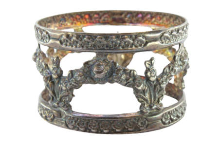 Argola de guardanapo em prata recortada com motivos florais e grinaldas suspensas.